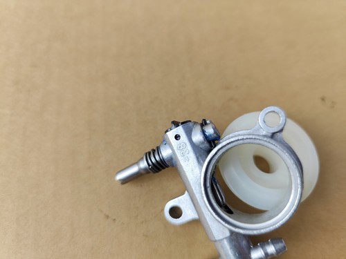 POMPA OLIO HUSQV. T425,ALPINA A305 CJ300 PR270 OLEO M GS260,925 CASTOR EFCO 25cc - Foto 6 di 8