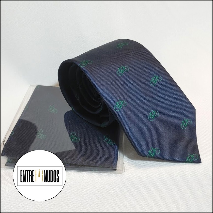 CONJUNTO DE CORBATA Y PAÑUELO CON FONDO AZUL MARINO Y BICICLETAS EN VERDE