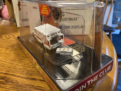 Code 3 Chicago E-350 - 3 Ambulance (12056) - new in package W SLEEVE - Picture 4 of 6