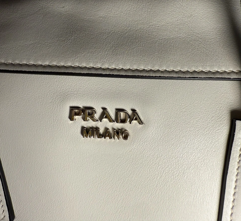 Bolso de Mano Prada Vitello Phenix Cuero Blanco con Bolsa Desmontable - Excelente Estado Foto 4 de 4