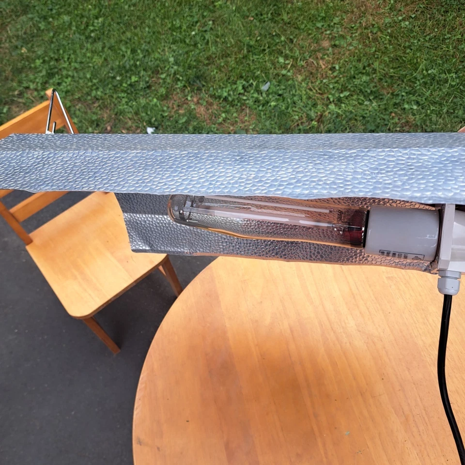 2x Apollo HPS and MH reflector hoods, socket base , bulbs and hardware - Image 3 of 3