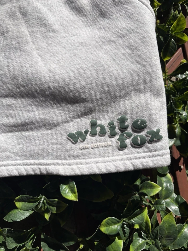 Pantalones cortos deportivos White Fox Boutique Offstage Lounge en gris jaspeado talla mediana Foto 3 de 4