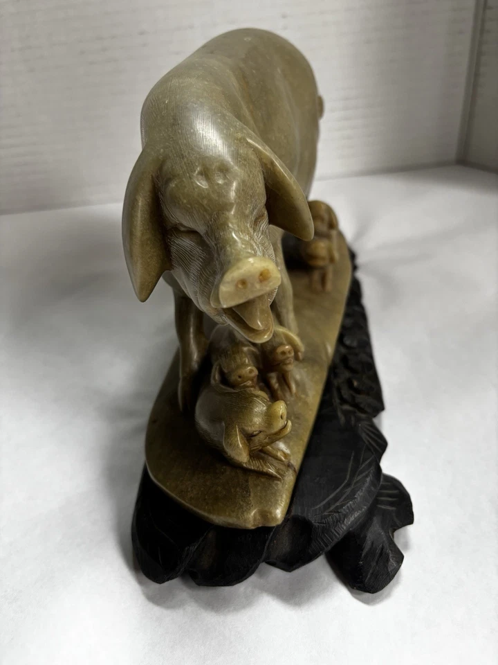 Antigua talla de piedra de jabón verde jade chino de la familia de cerdos con lechones Foto 2 de 4