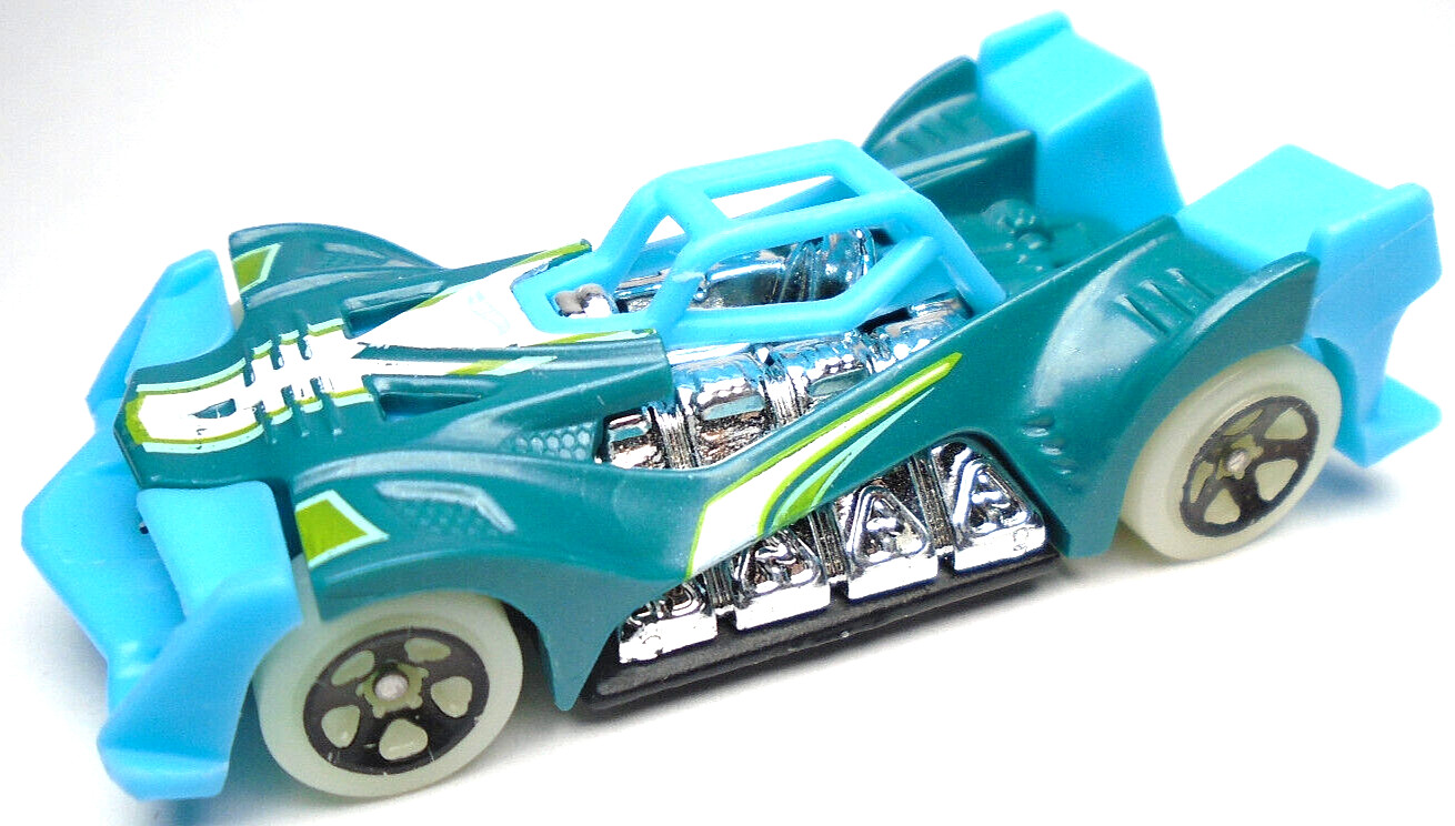 2016 HOT WHEELS VOLTAGE SPIKE GLOW WHEELS GREEN & BLUE 1:64 DIECAST 2 3/4" CAR