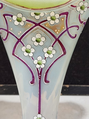 ANTIQUE ART NOUVEAU KRALIK OPALESCENT GLASS PUNCHED HANDLE BASKET VASE - Picture 2 of 8