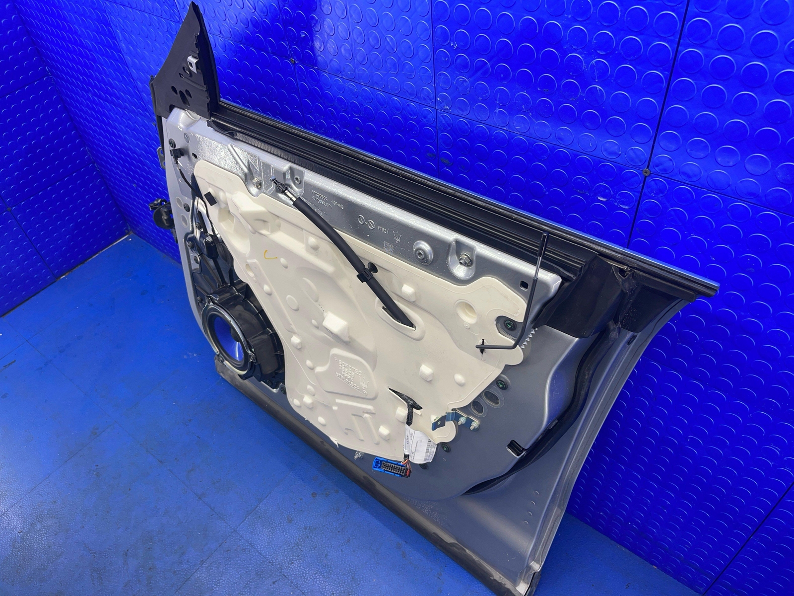 2017-2022 MASERATI LEVANTE FRONT RIGHT DOOR **NO GLASS** GRIGIO METTALLIC (817)