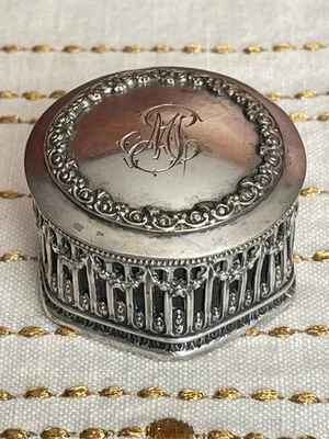 Boîte hexagonale Poudrier argent massif monogrammée style Louis XVI - Photo 1/4