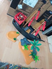 Piratenschiff/Boot schwarz mit roten Segeln, Inseln & Zubeh&ouml;r (Palmen, Kiste)