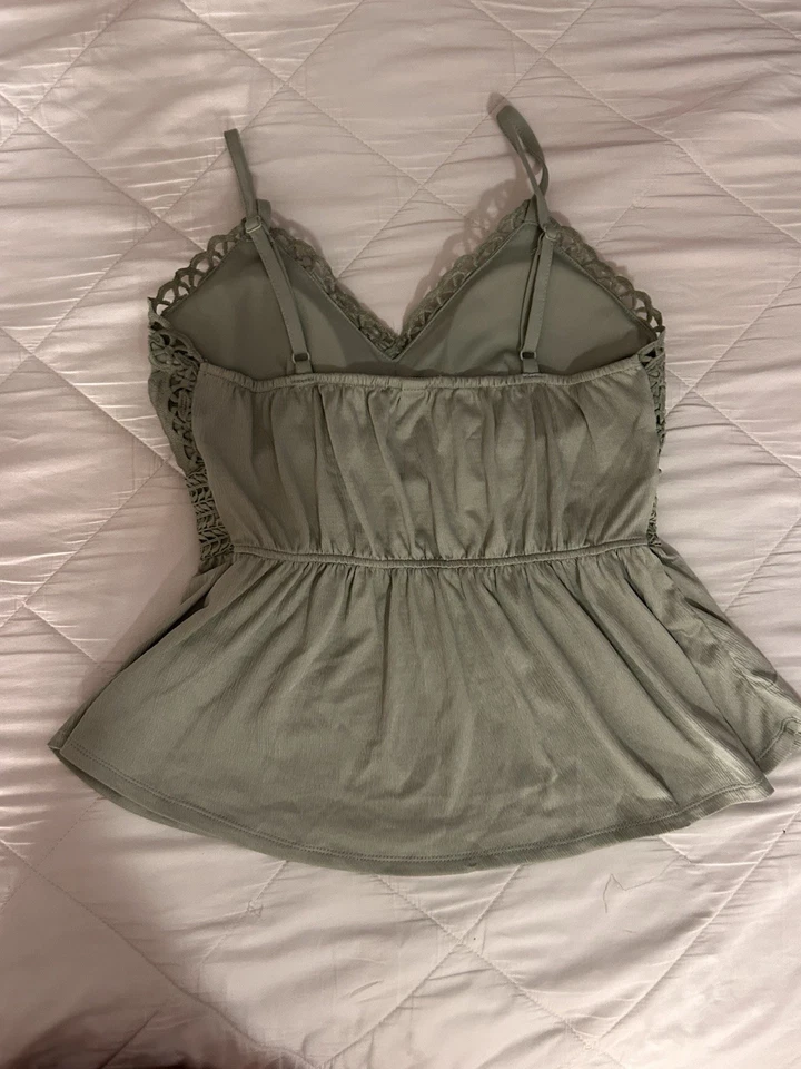 Camiseta sin mangas babydoll de encaje verde Derek Heart talla mediana Foto 2 de 3