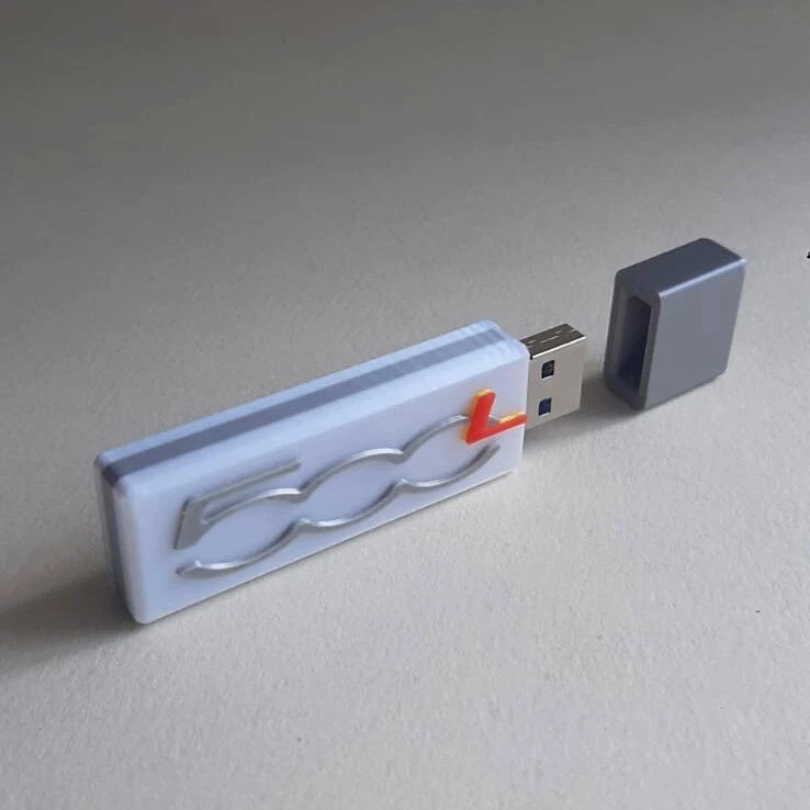Chiavetta Usb Pendrive 8 16 32gb Personalizzabile Per Auto Fiat 500 500x 500l  - Immagine 2 di 4