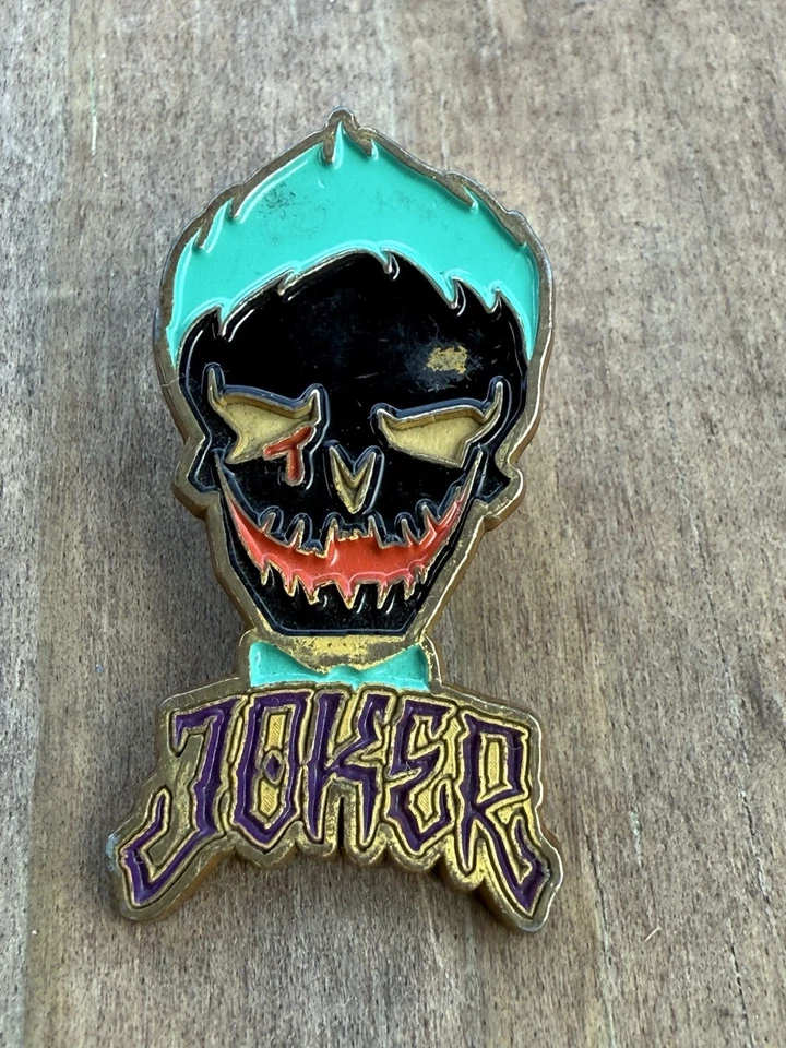 QMx Escuadrón Suicida - Prendedor Solapa Joker DC Comics Exclusivo Comic-Con San Diego 2016 Foto 3 de 4