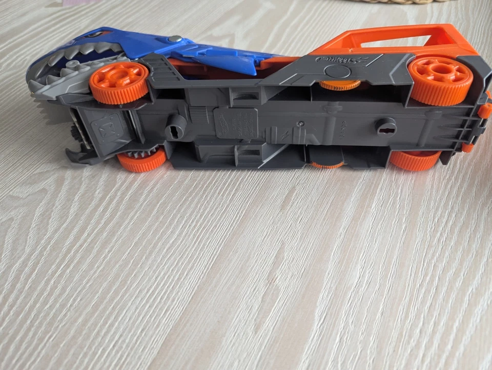 Hot Wheels GVG36 Shark Chomp Transporter Playset -Eats Cars! - Image 3 of 4