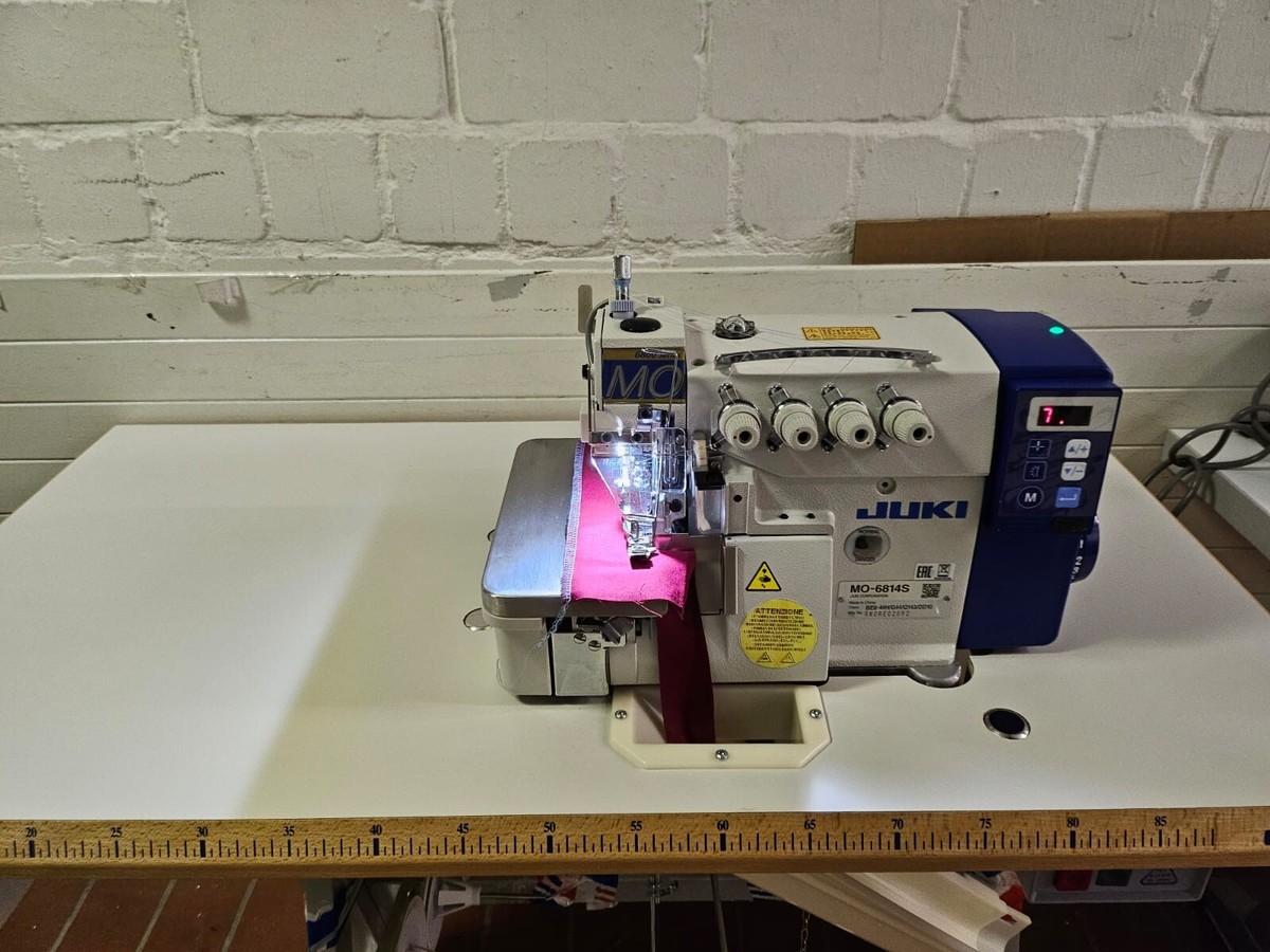 JUKI MO-6814S Industrie Overlock 4 Faden Servo Motor Komplett Mit Tisch&Gestell
