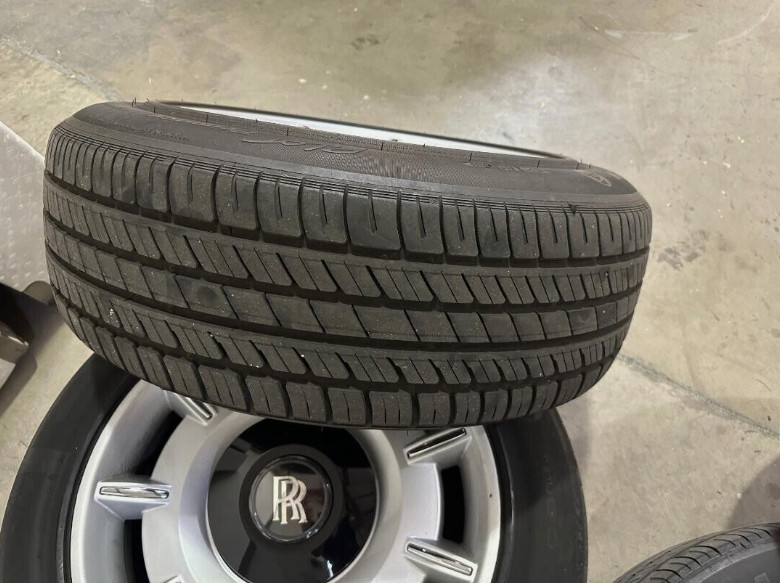 ROLLS ROYCE PHANTOM, MICHELIN, FACTORY 22" WHEELS RIMS TIRES CENTERCAPS AS SHOWN