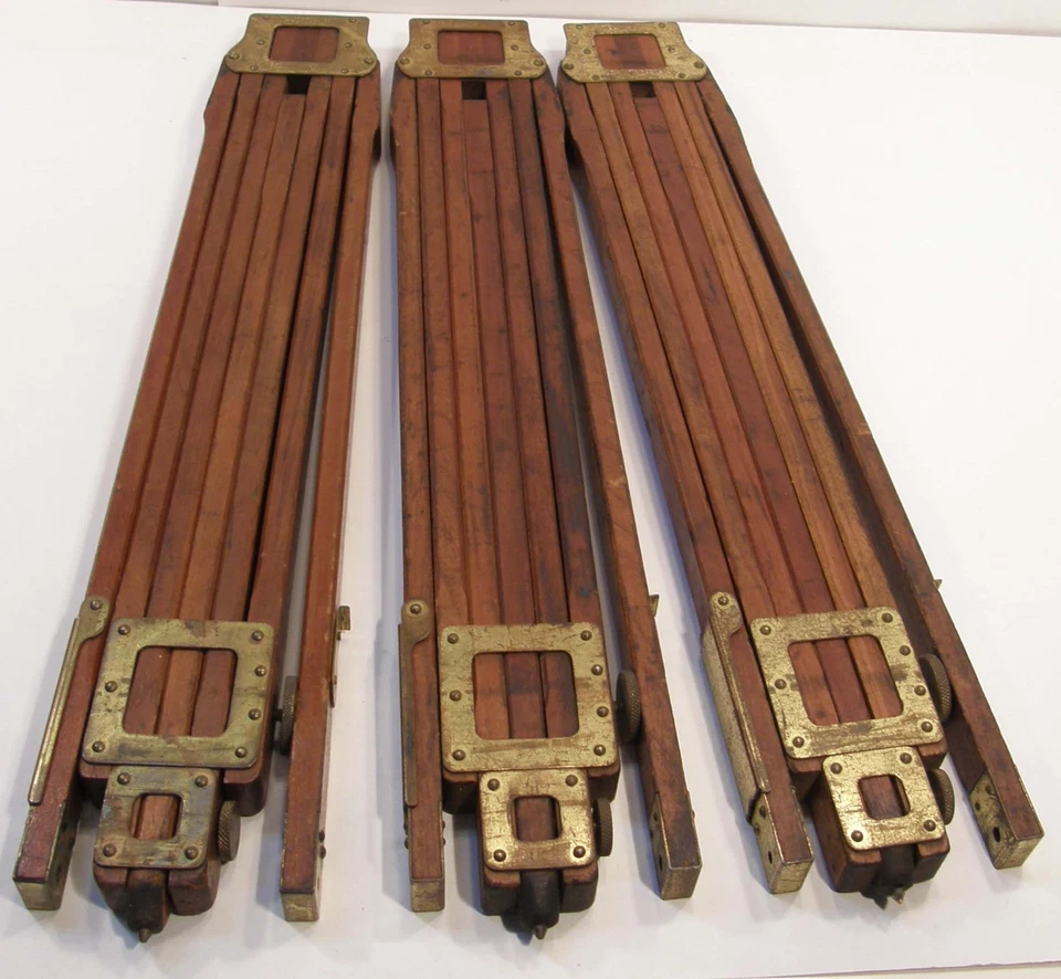 КОМПЛЕКТ ИЗ 3 АНТИКВАРНЫХ ДЕРЕВЯННЫХ И ЛАТУННЫХ ТЕЛЕСКОПИЧЕСКИХ НОЖЕК FOLMER GRAFLEX CROWN ШТАТИВ NO 4 - Изображение 3 из 4
