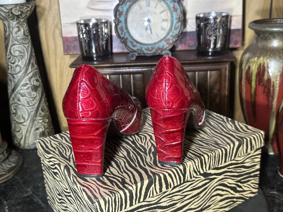 Impresionantes Bombas Bellini Rojo Cocodrilo Imitación Cuero Gatito Tacón 7.5 Foto 3 de 4