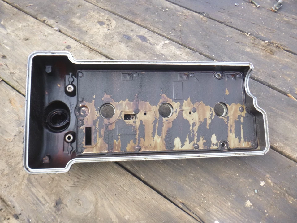 Chevrolet Tracker 2002 cubierta de válvula lado del conductor 2,5 L Suzuki Foto 4 de 4