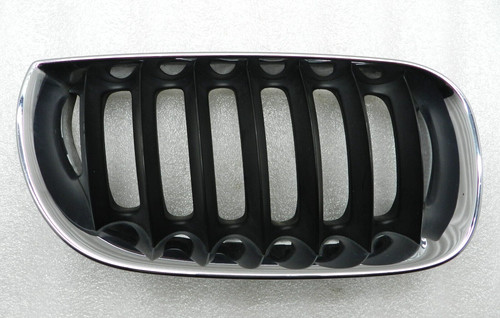 BMW X3 E83 Original Stoßstange vorne Mittelgitter Chrom rechts