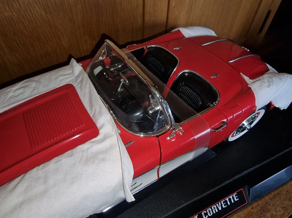 SOLIDO ref: 1201 CHEVROLET CORVETTE 1958 Die-Cast Model Car 1/12 Scale Red/White - Image 3 of 4