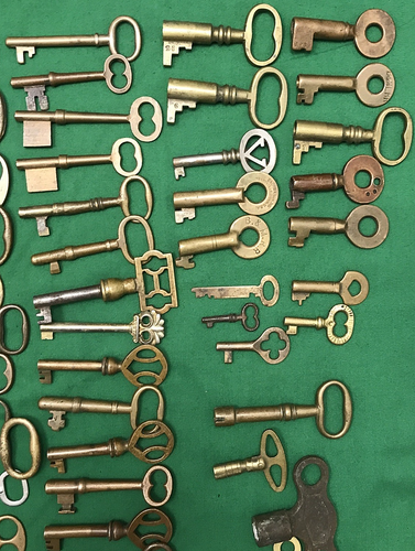 60+ Brass & Metal OLD STYLE SKELETON / JAIL KEYS Antique to Vintage Mix - Picture 3 of 5