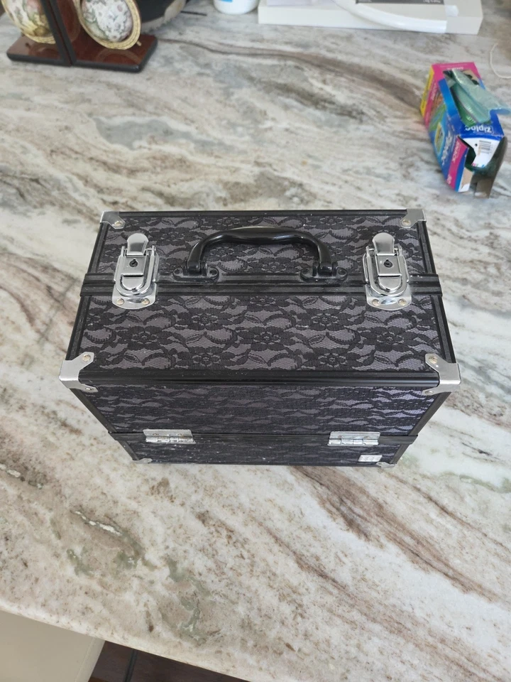 Estuche Tren Caboodles Make Me Over 4 Bandejas, Estuche de Almacenamiento de Cosméticos y Organizador Foto 2 de 4