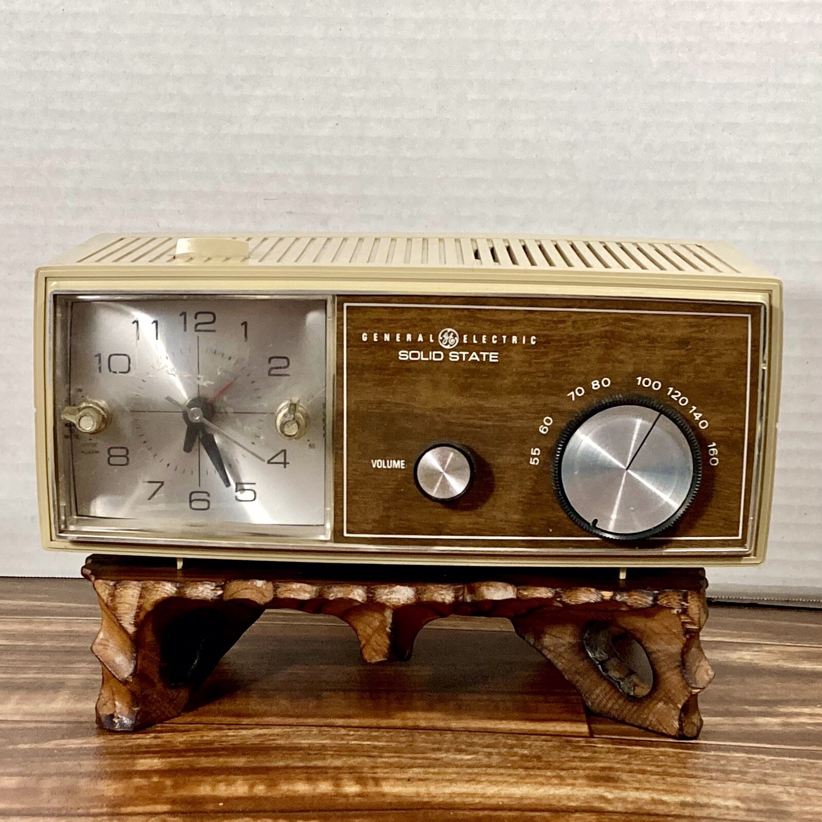 General Electric GE Solid State Alarm Clock Radio Model C 4425A Beige Works