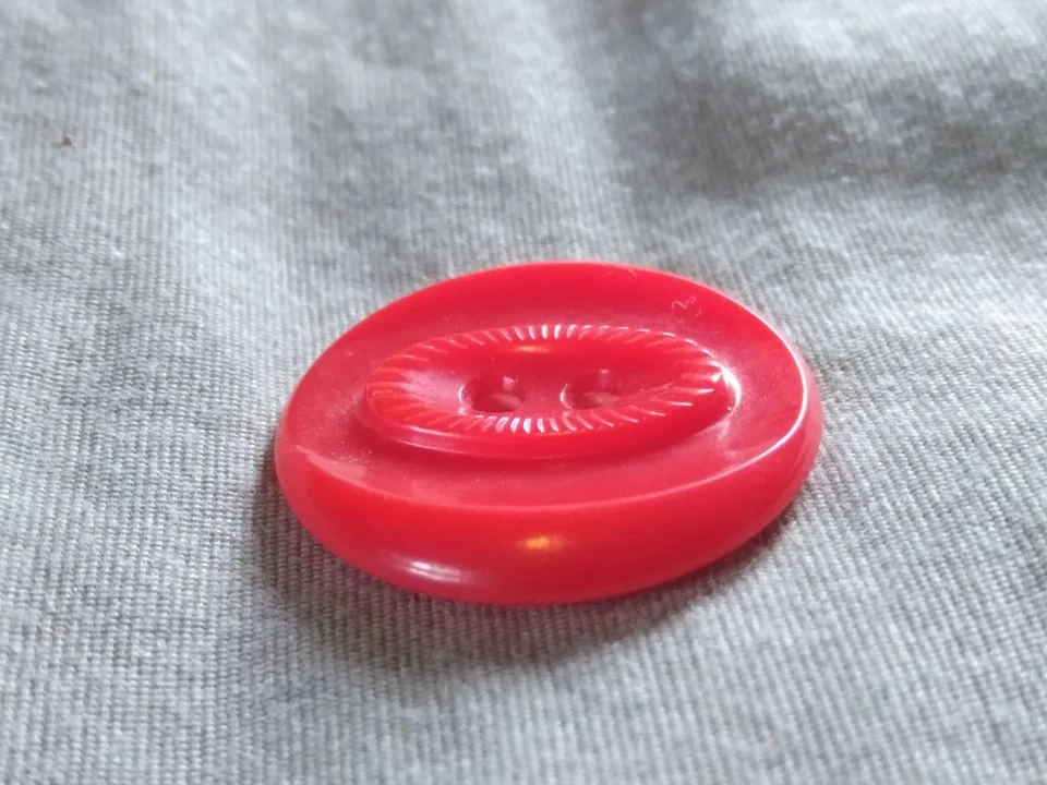 Vintage Ornate Red Plastic Button. - Image 3 of 4