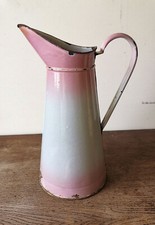 Ancien broc en tôle émaillée rose et blanc