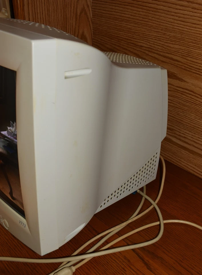BENQ V773 Computer Monitor on Tilt Swivel Stand Rare Tube Model Working 16" - Image 3 of 4