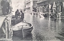 AK Paris Überschwemmungen 1910 Passerelle Ru...