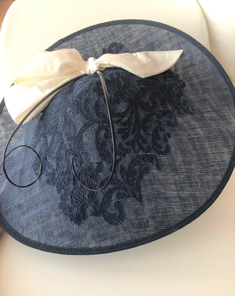 VV para John Charles Fascinator Sombrero Azul Marino y Crema con Encaje Foto 4 de 4