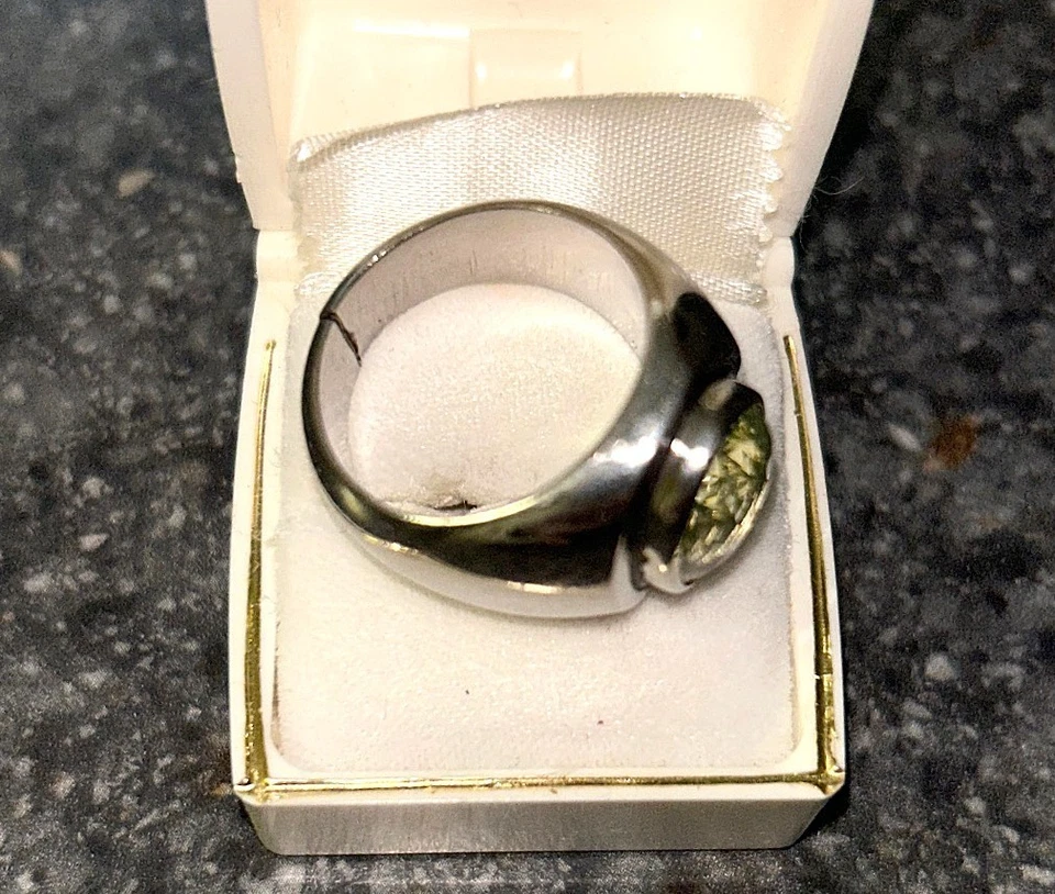 Anillo de titanio para hombre talla 10,5 verde corte ovalado piedra como peridoto gema grande USADO Foto 4 de 4