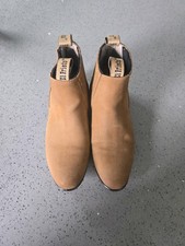 Il marchio "El Prieto" propone stivali stile messicano in configurazione mezzo stivale.