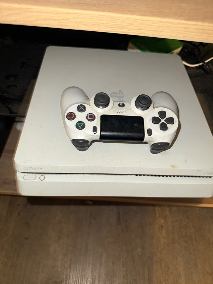 Sony PlayStation 4 Slim, photo 2 sur 2