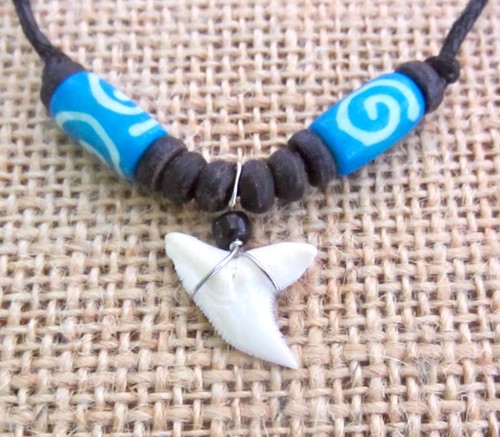 REAL SHARK TOOTH PENDANT CORD NECKLACE WHITE TEETH BLUE WOOD BEADS BOY MEN WOMEN - Picture 2 of 4