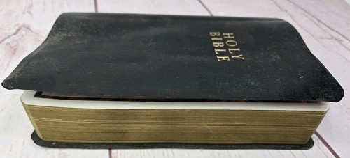 2 - Holy Bibles NIV Burgundy Black Zondervan Softcover Vtg Wear Read - Picture 6 of 23