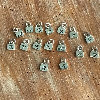 Handgefertigte handgeprägte Initiale (Ihre Wahl) Charm, Sterlingsilber