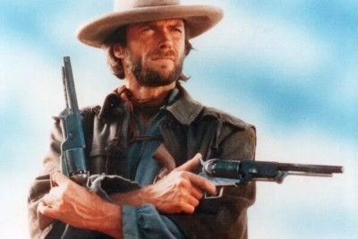 Clint Eastwood hält Dual Colt Walker 1847 The Outlaw Josey Wales 4x6 Foto
