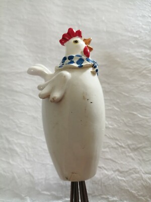 FOUET DE CUISINE, POIGNÉE EN RÉSINE, FORME DE COQ QUI CHANTE
