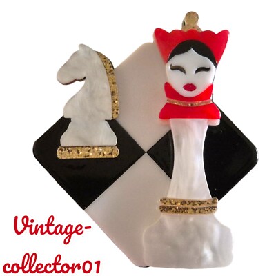 Moderne Arcryl BROSCHE 3D Königin Ritter Schach Alice Wunderland Königinnen Gambit Brandneu