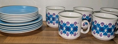 Vintage 70er Jahre Staffordshire Keramik Flower Power Design Tassen und Untertassen