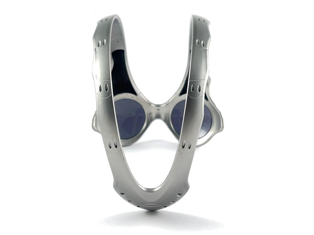 VINTAGE ICONIC OAKLEY OVER THE TOP WRAP ON BLACK LENSES 2000'S