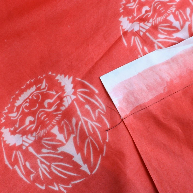 Tela batik con dobladillo rojo y azul Shinobi Legends Miyamoto Clan 44" x 2 1/2 yardas Foto 4 de 4