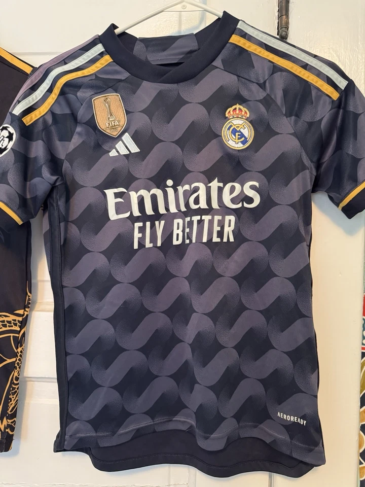 Camiseta Real Madrid Visitante Vini Jr 7 Juvenil 10/12 Parche FIFA 2023/24 Adidas Emirates Foto 2 de 4