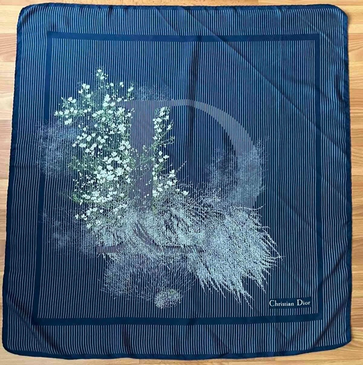 Foulard en soie CHRISTIAN DIOR, 80x76 cm.