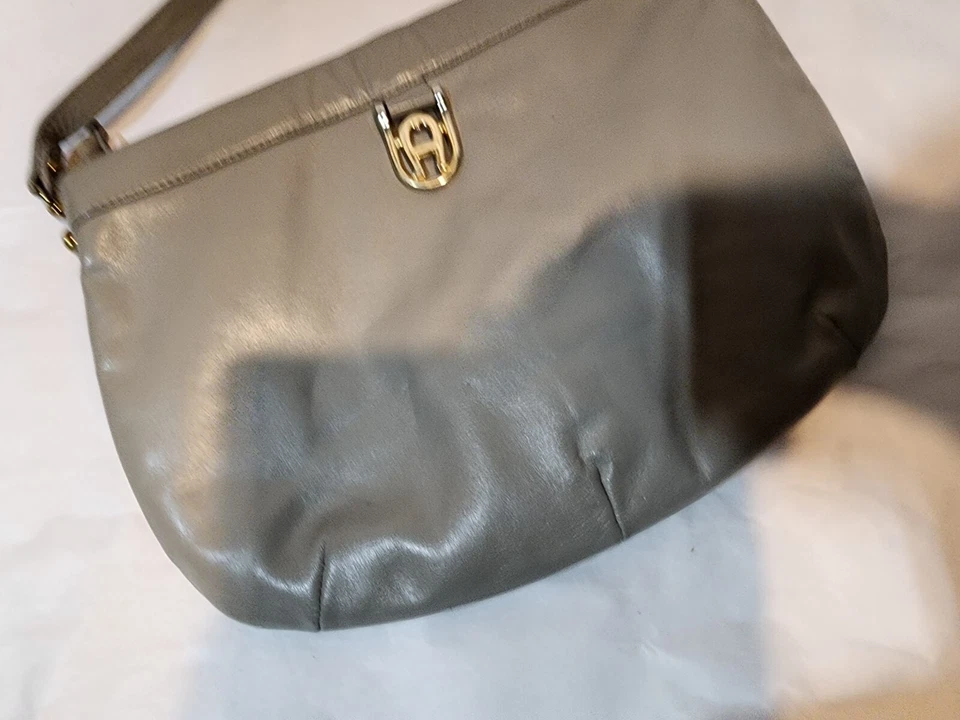 Bolsa tiracolo Etienne Aigner vintage linda cinza tamanho médio  - Imagem 3 de 4