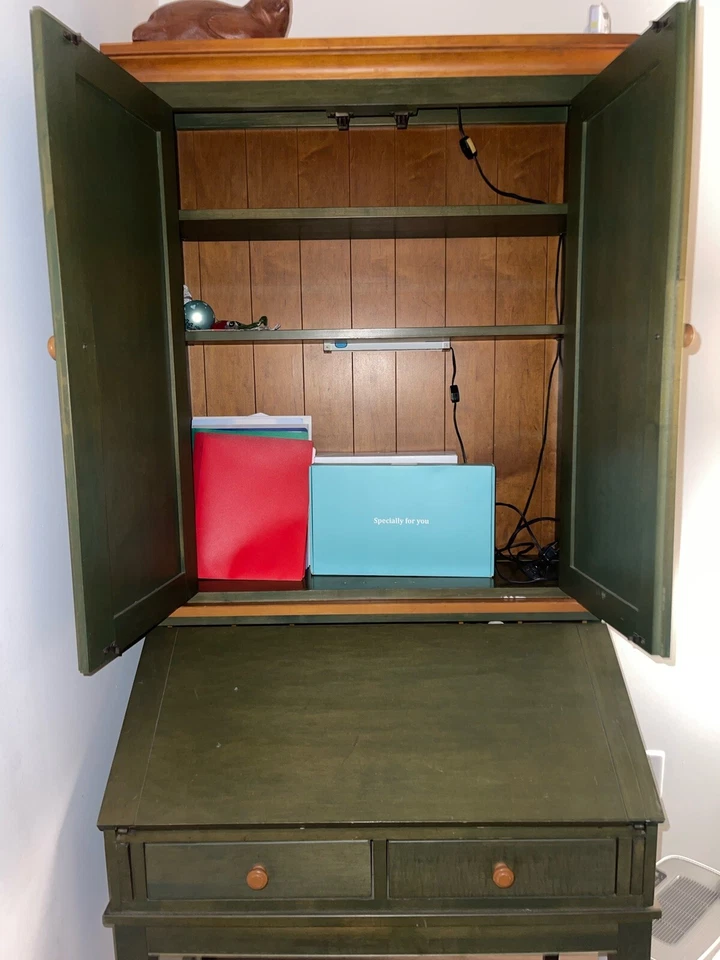 Escritorio Ethan Allen Country Colors Secretaria estilo coctelera gabinete de dos puertas Foto 3 de 4