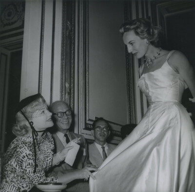 Mode. Der Modeschöpfer Jean Dessès und das Model Suzanne Dadolle. Mode. 50er Jahre.