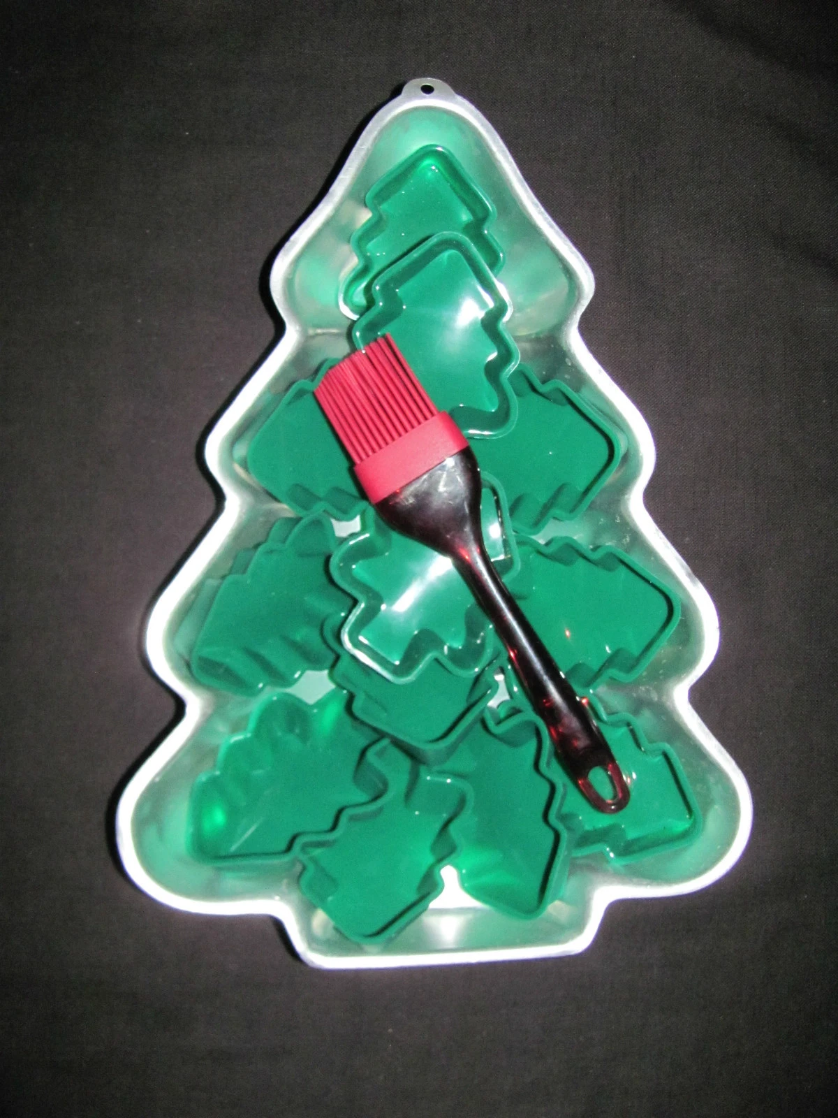 '86 Wilton Christmas Tree Cake Pan, 12 Silicone Cupcake or Jell-O & Pastry Brush