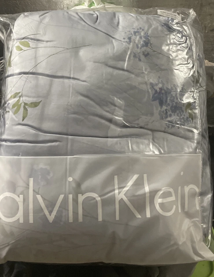 Edredón Queen Floral Azul Calvin Klein Shenandoah y Dos Fundas Estándar. Foto 3 de 4